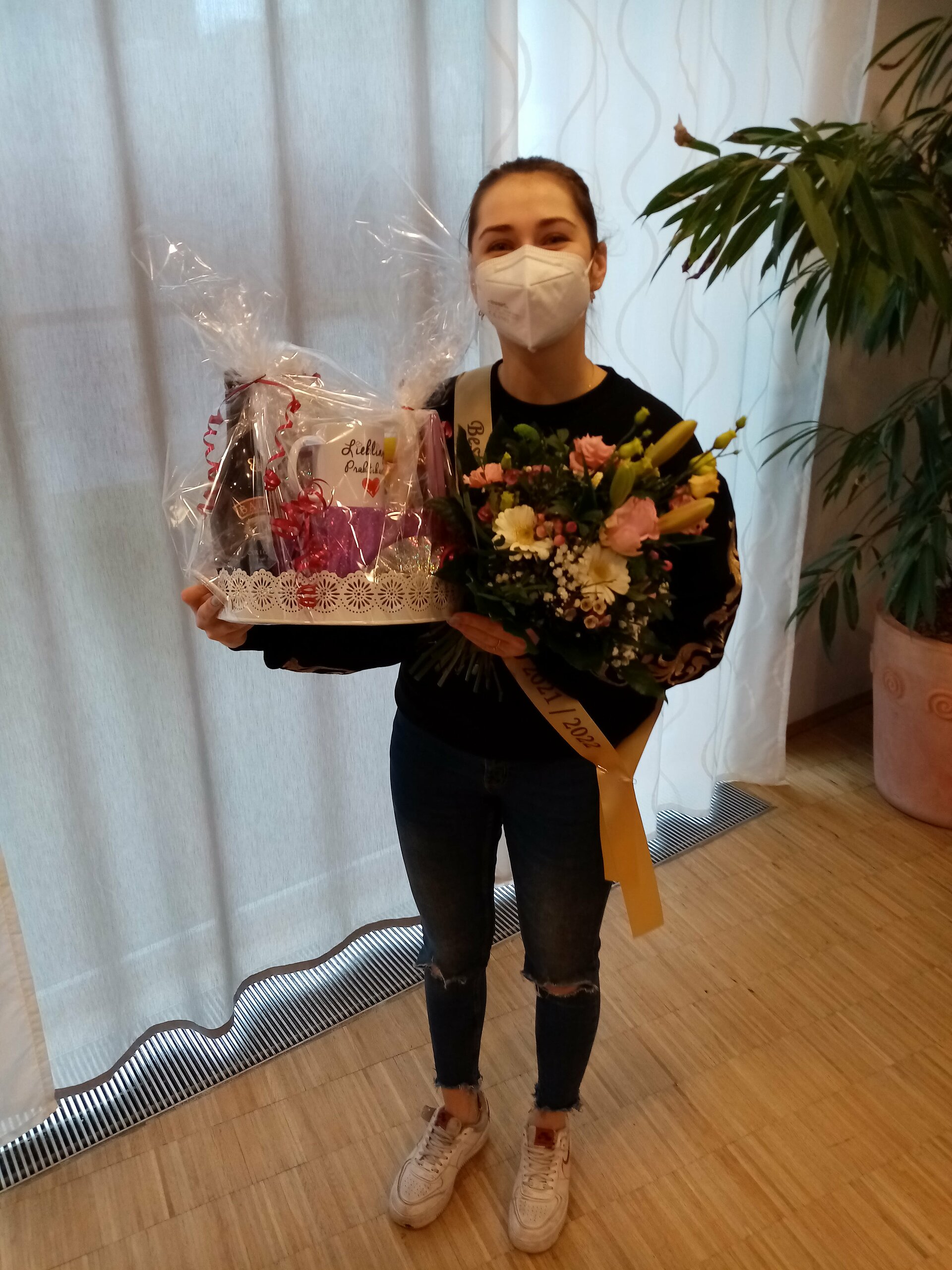 Sozialer Dienst Praktikantin wird mit Blumen verabschiedet