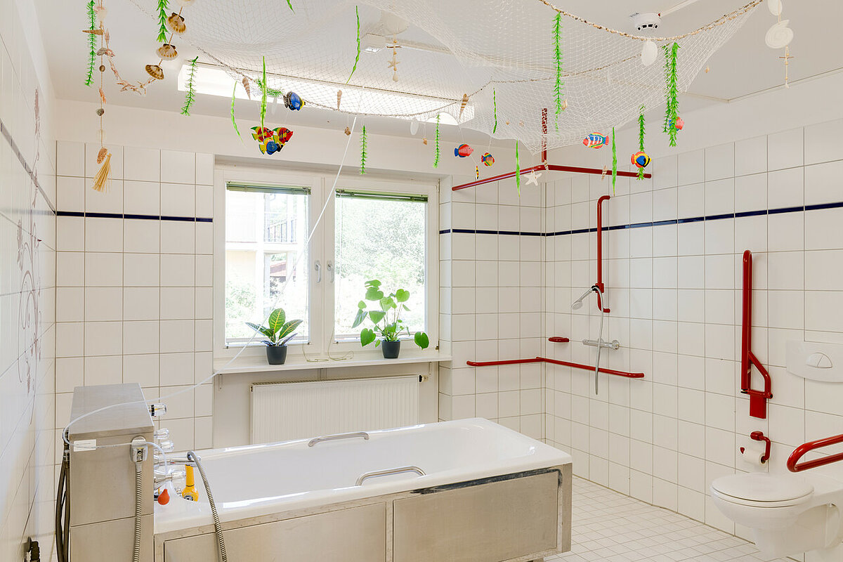 Wellness Badewanne im Seniorenzentrum "Rosenthal"