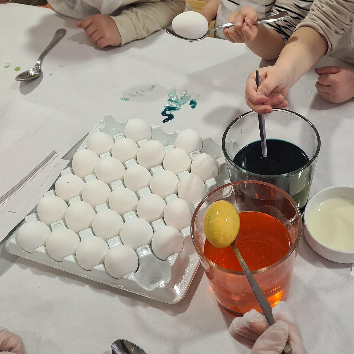 Eierfärben im Farbbad, Kinder und Senioren