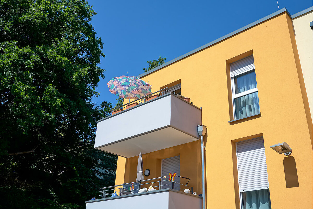 Balkone der Wohnungen im Betreuten Wohnen von Alloheim in Weilmünster