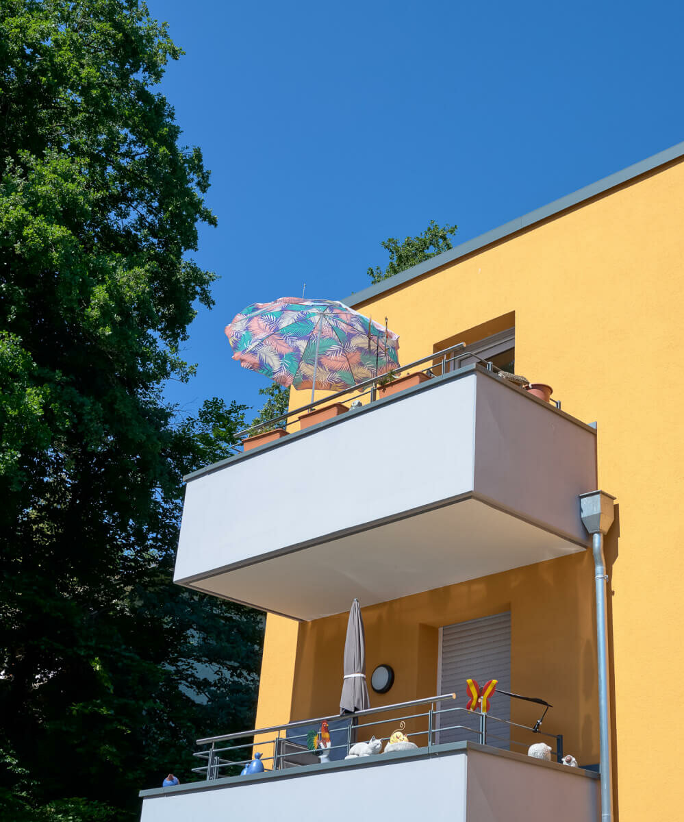 Balkone der Wohnungen im Betreuten Wohnen von Alloheim in Weilmünster