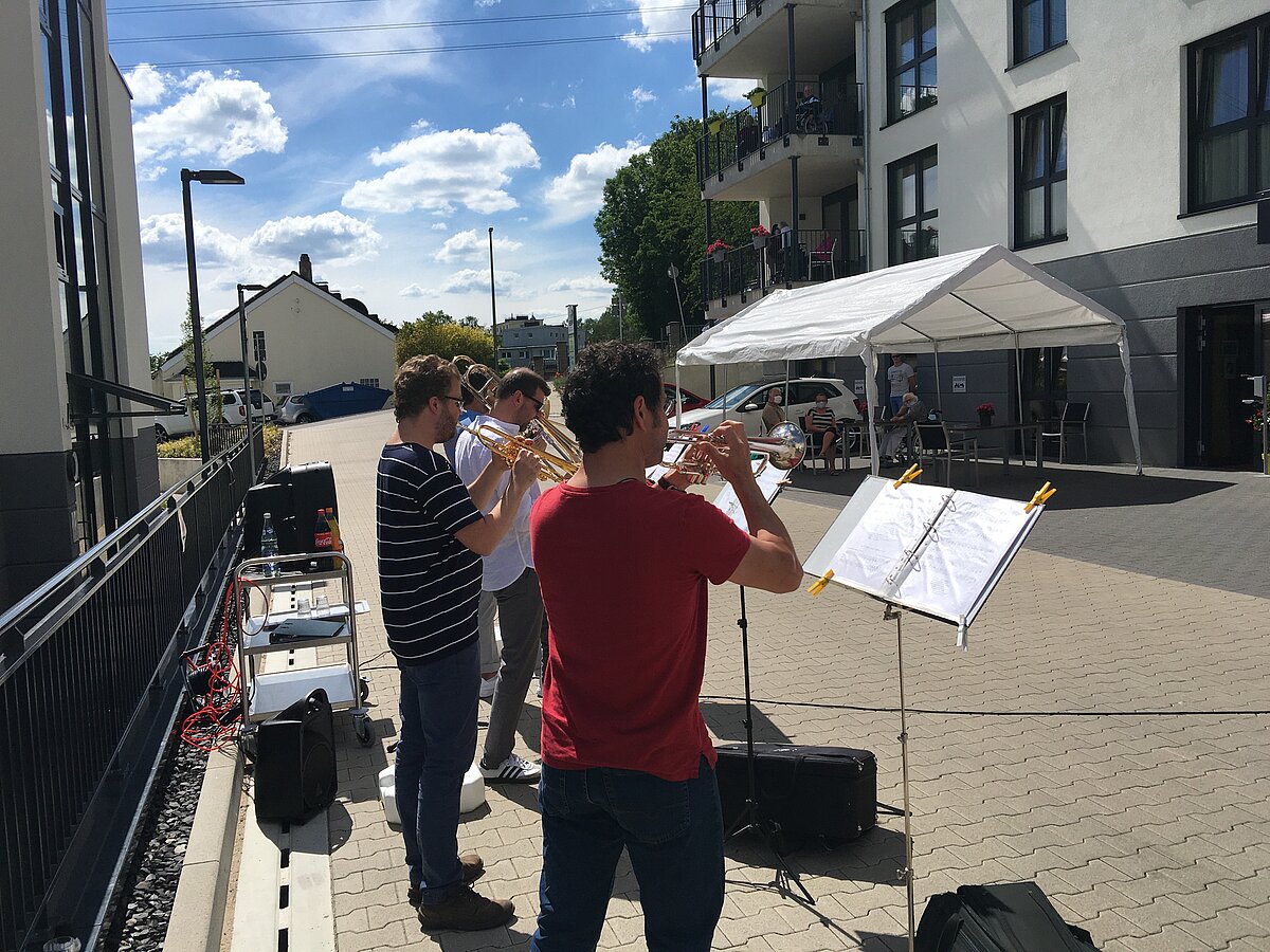 Fassadenkonzert des Sinfonieorchester Wuppertal vor der Alloheim Senioren-Residenz "Michaelsviertel" in Wuppertal