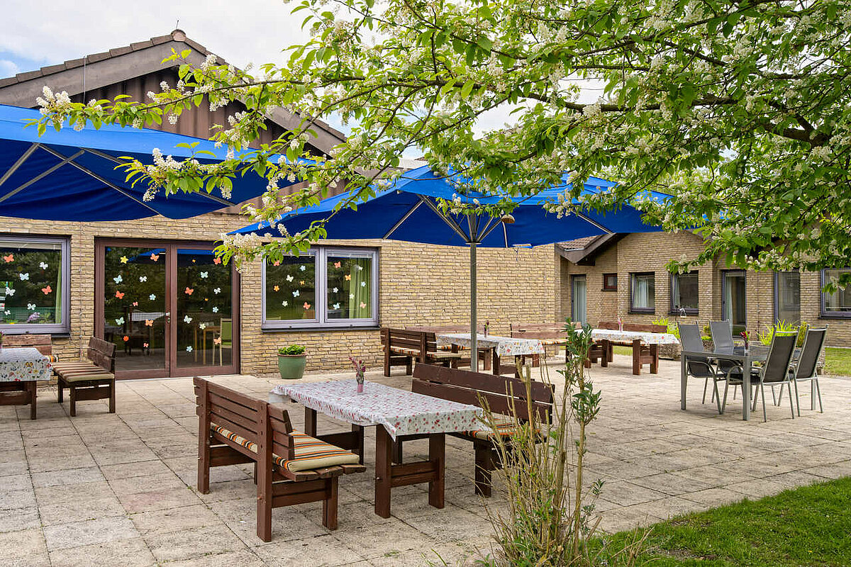 Terrasse mit Sonnenschirmen und Garten