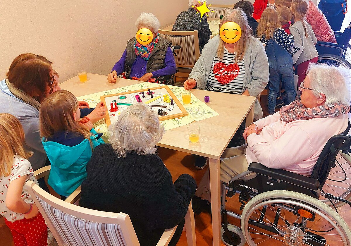 Bewohner spielen mit Kita Kinder Mensch ärgere dich nicht. 