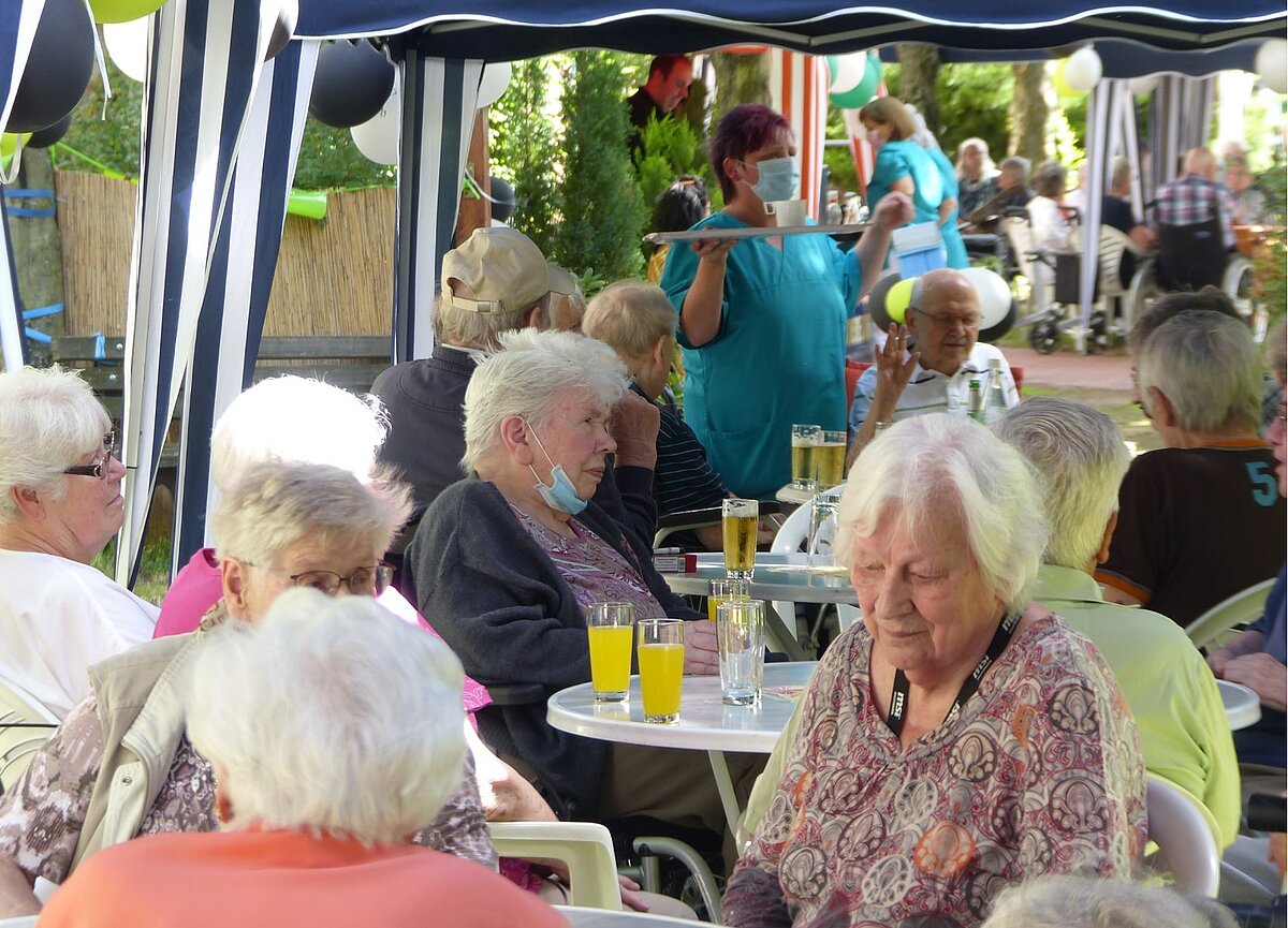 Fröhliches Beisammensein beim Sommerfest der Residenz Am Lindenberg in Salzgitter-Thiede