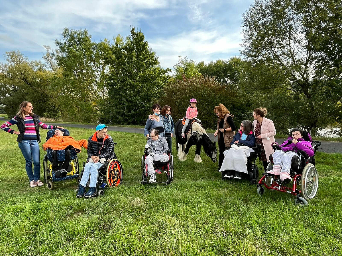 Gruppenbild der Bewohner der Jungen Pflege mit Pferd