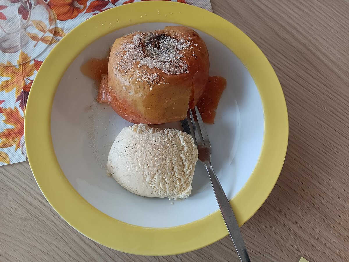 Bratapfel mit Eis