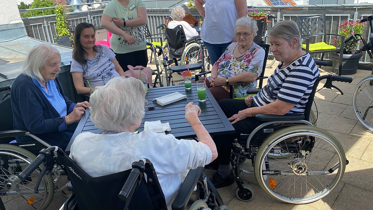 Eröffnung Dachterrasse Bewohnerinnen