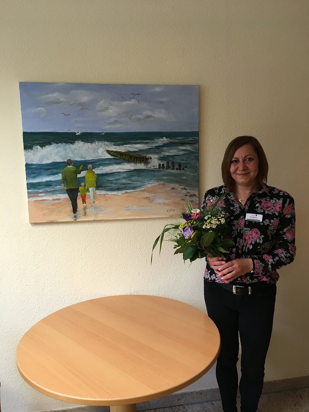 Maria Messing mit Blumenstrauß für die Weiterbildung zur Betreuungsassistentin