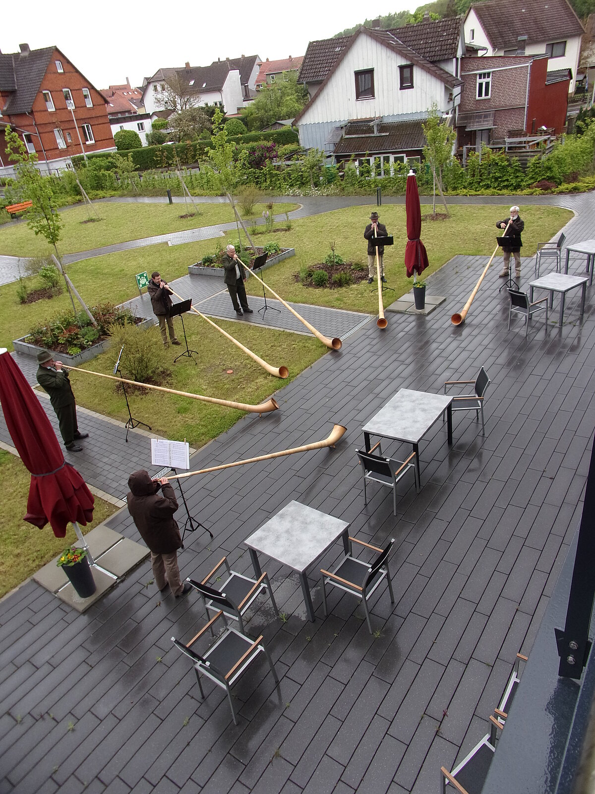 Alphornbläser spielen auf der Terrasse der Alloheim Senioren-Residenz Am Sieberdamm in Herzberg am Harz