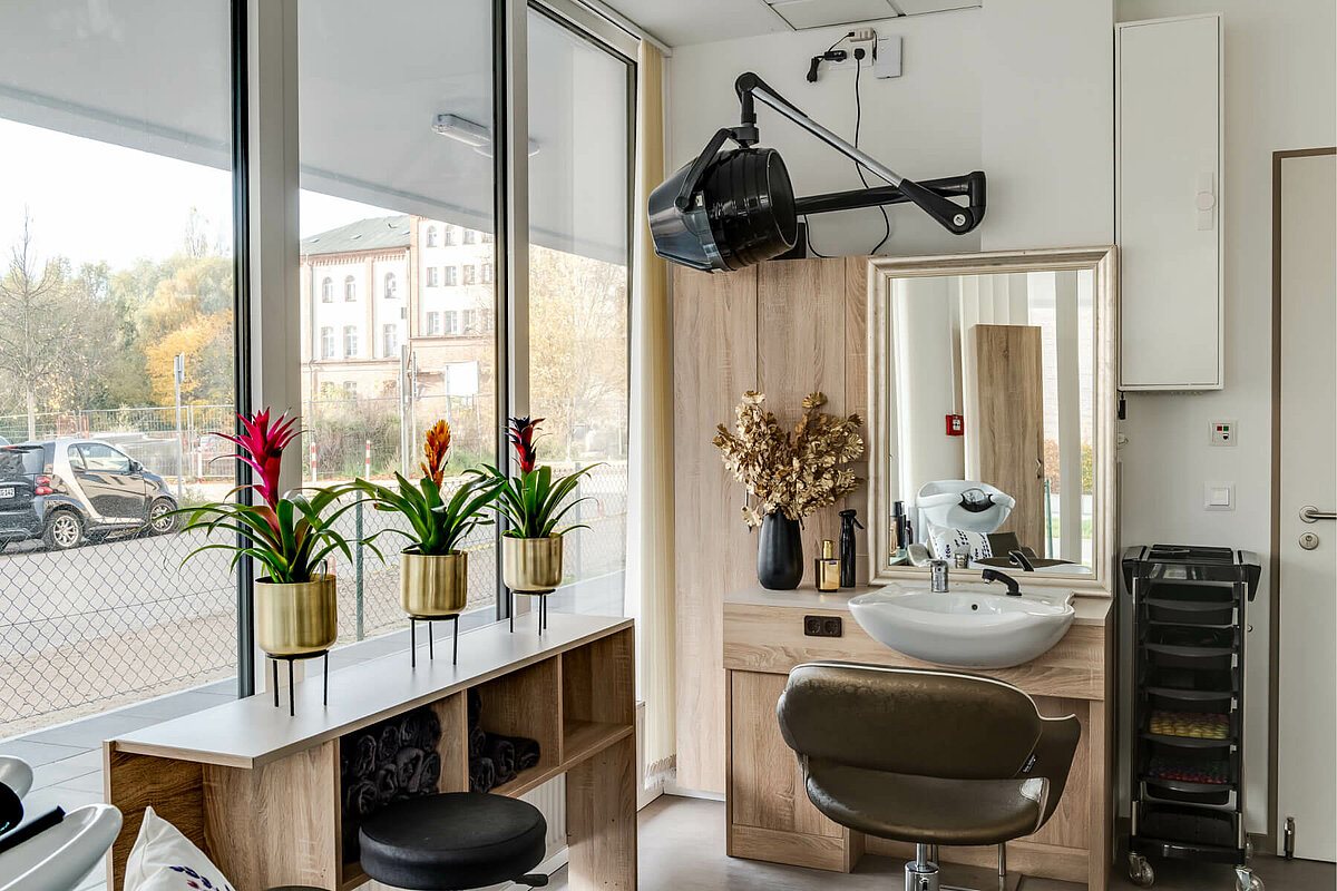 Friseur in der Alloheim Senioren-Residenz "An den Waisengärten" in Schwerin