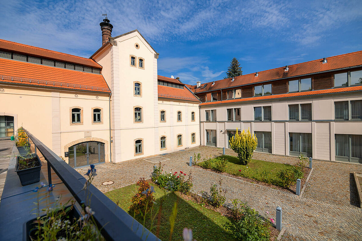 Blick auf den Haupteingang der Alloheim Senioern-Residenz in Dresden
