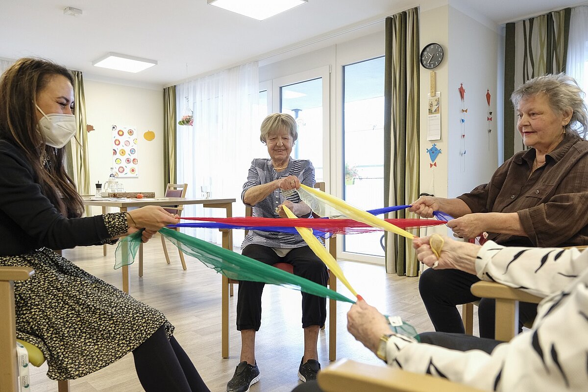 Seniorinnen trainieren mit Bändern ihre Koordinationsfähigkeit