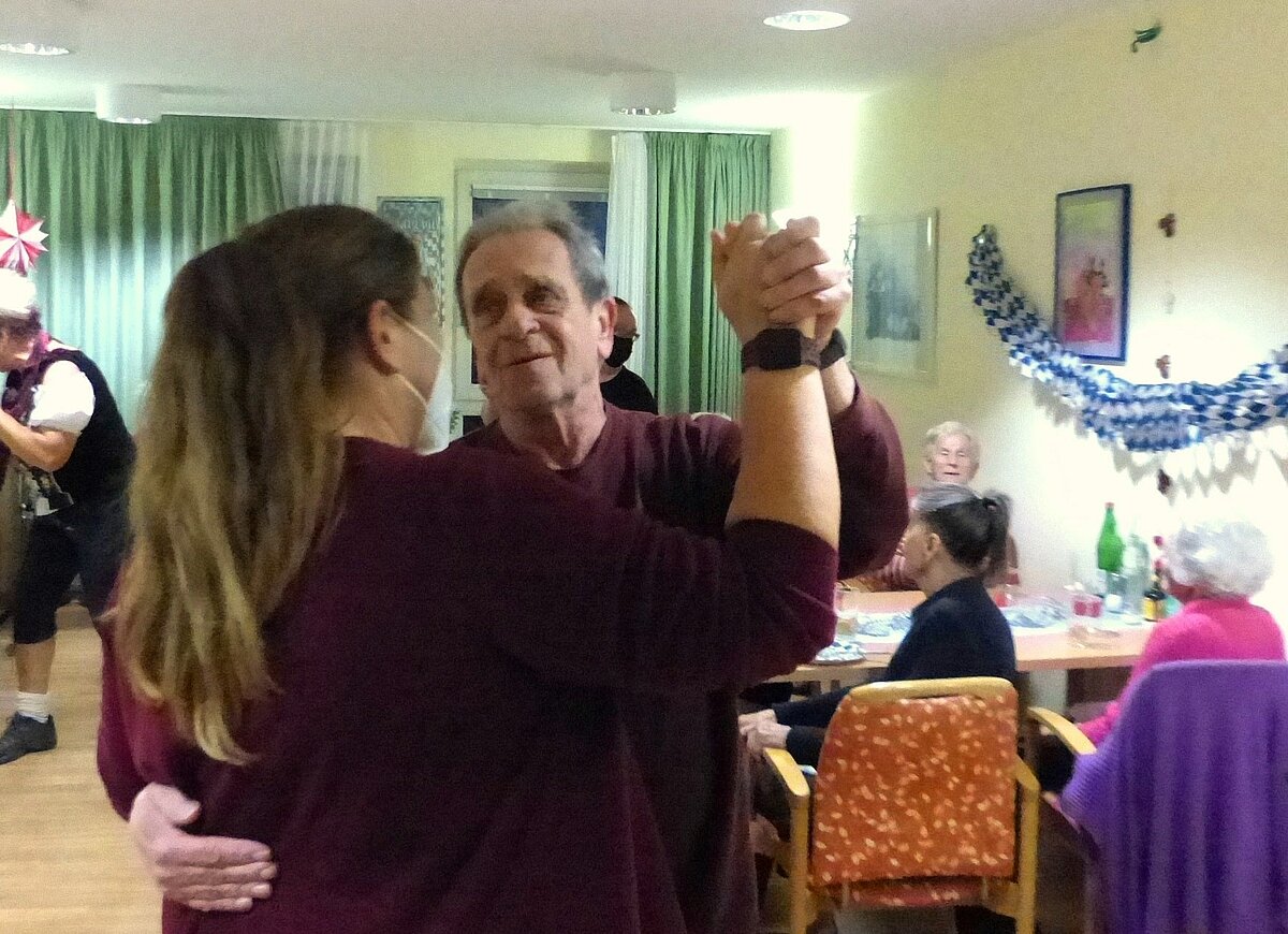 Tanz beim Bayerischen Abend im Seniorenheim "Am Lindenberg" in Salzgitter-Thiede