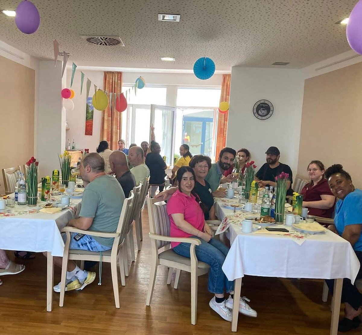 Mitarbeiter essen beim Mitarbeiterfrühstück