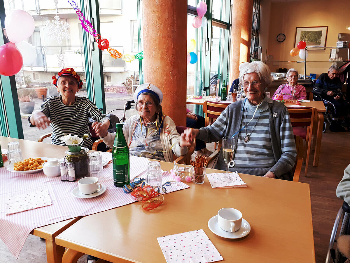 Bewohnerinnen des Seniorenheims in Lübeck feiern gemeinsam Fasching