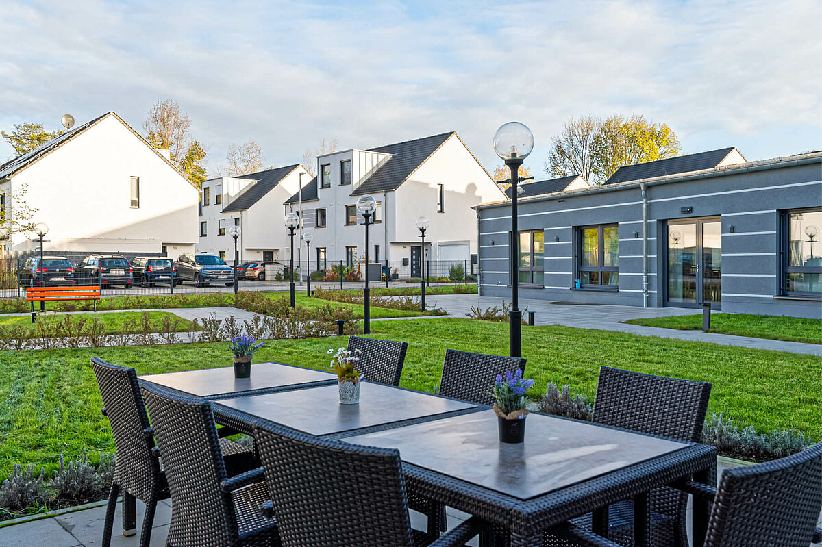 Terrasse im Grünen vor der Alloheim Senioren-Residenz "Jürgens-Hof" in Herne