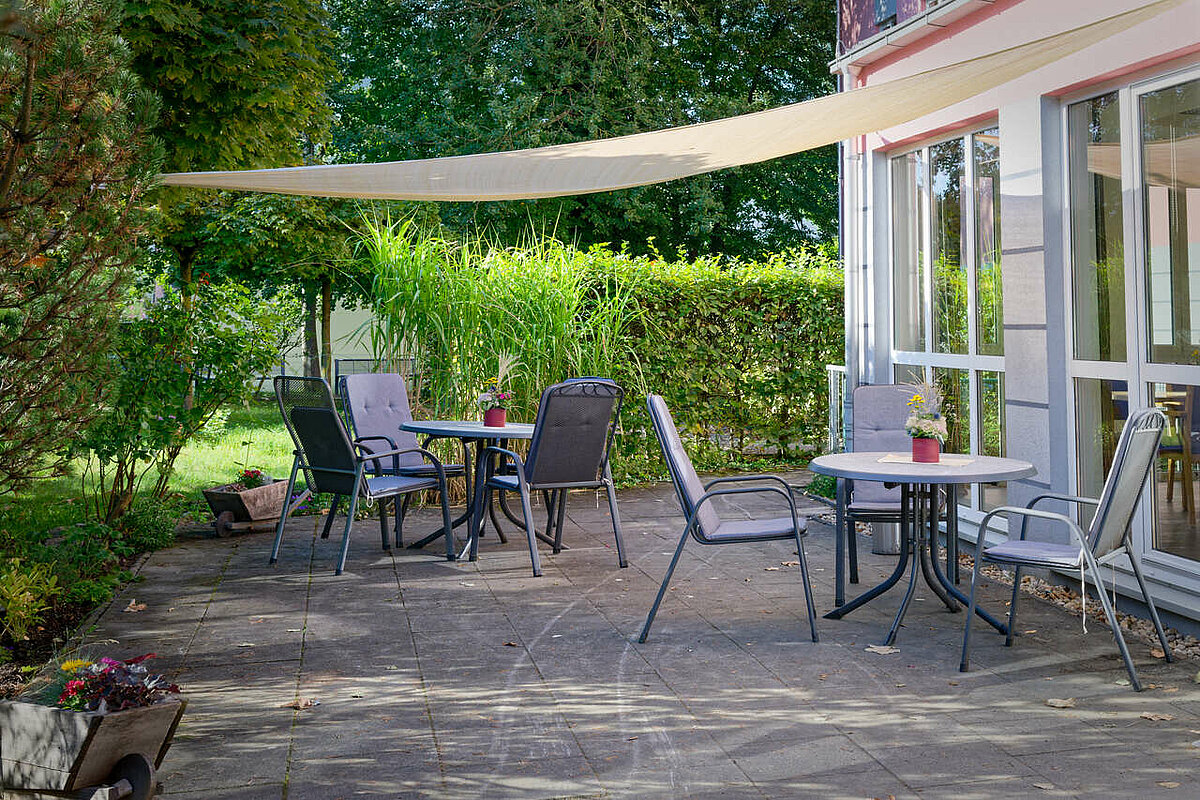 Alloheim Pflegehim Weisse Elster in Leipzig: Garten mit Sitzecke