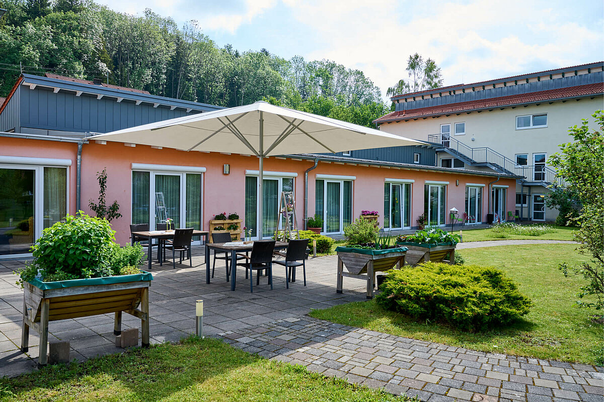 Große Terrasse des Altenheims "Siloah" in Wolfertschwenden