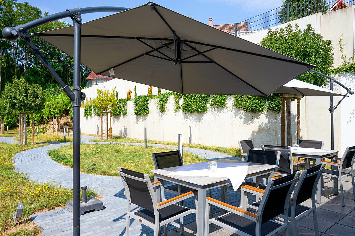 Terrasse mit Sonnenschirmen in der Senioren-Residenz Obrigheim