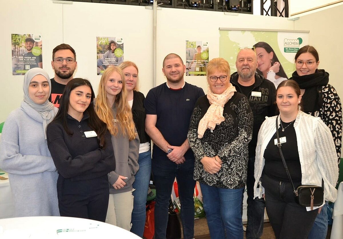 Mitarbeiter am Messestand von Alloheim auf der Azubi Messe