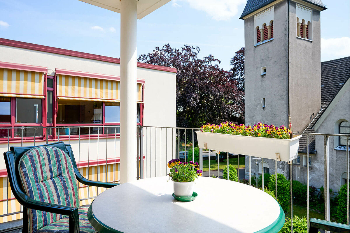 Balkon mit Blick auf die Kreuzkirche vom Seniorenheim Jakobus-Stift in Hamm