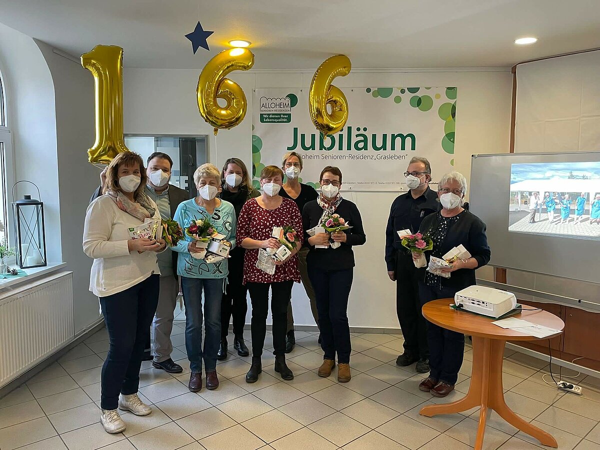 Mitarbeiter bei der Feier zu insgesamt 166 Dienstjahren in der Senioren-Residenz Grasleben