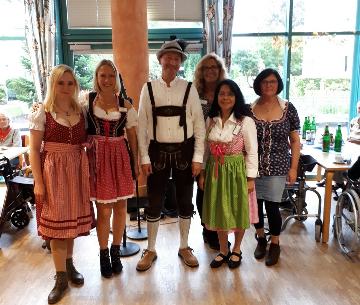 Gruppenfoto mit den Mitarbeitern in Tracht beim Oktoberfest in der Senioren-Residenz "Waldersee" in Lübeck