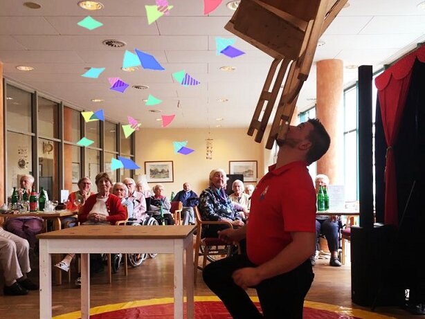 Circus Happy verzaubert Bewohner der Alloheim Senioren-Residenz "Waldersee" 