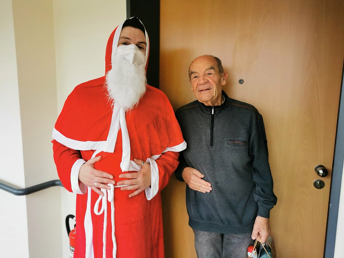Senior erhält Geschenk vom Nikolaus im AGO Rosbach
