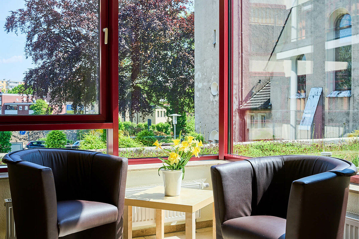 Sessel mit Blick ins Grüne vom Seniorenheim in Hamm