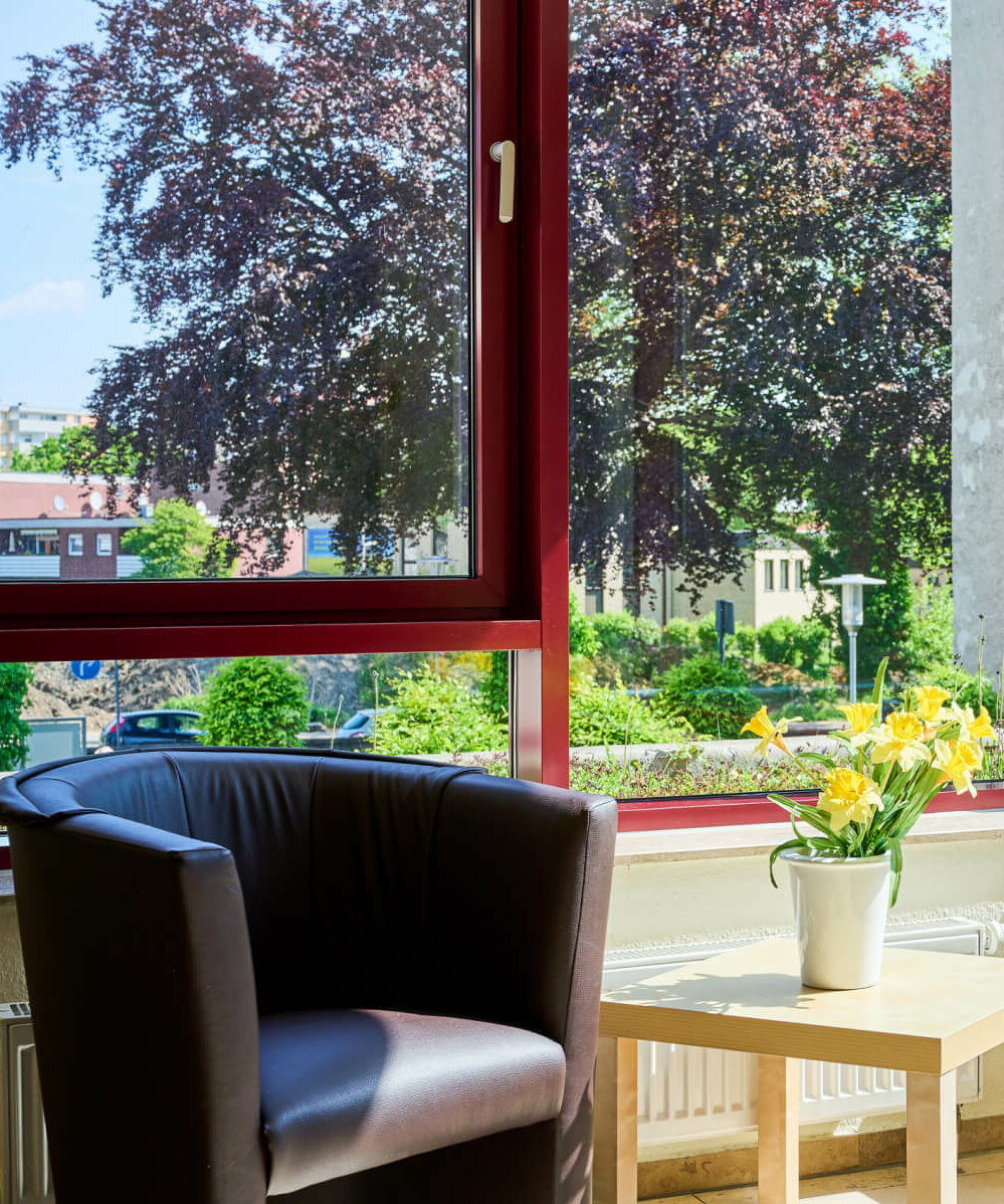 Sessel mit Blick ins Grüne vom Seniorenheim in Hamm