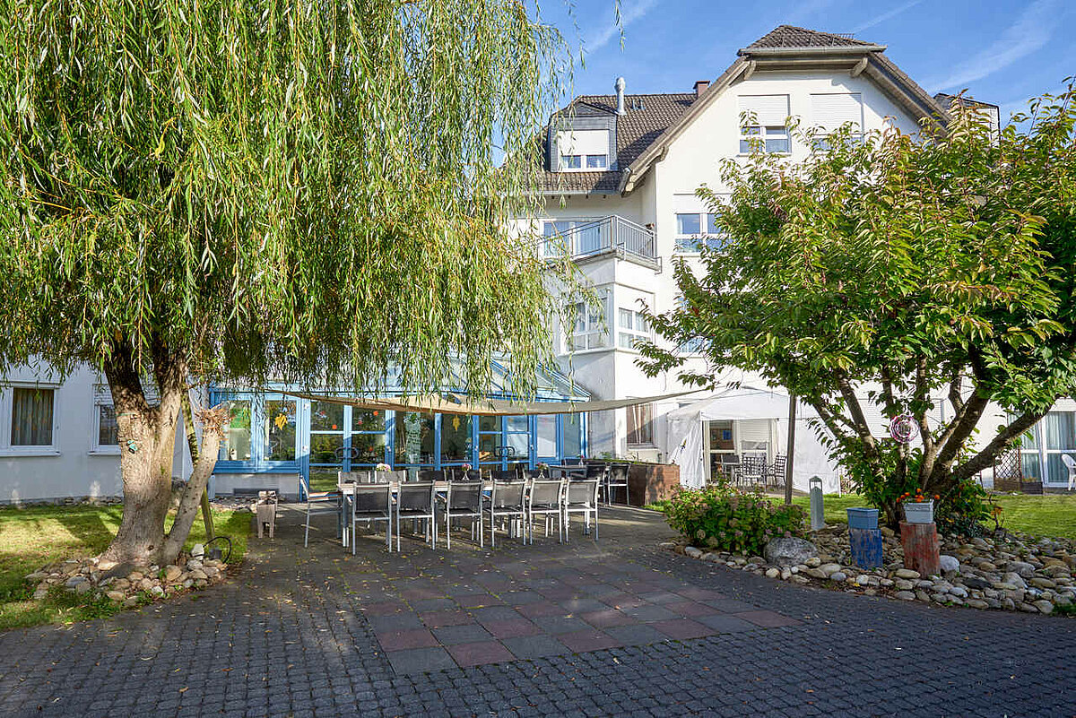 Gebäuderückseite mit Terrasse der Senioren-Residenz "Am Kurpark"