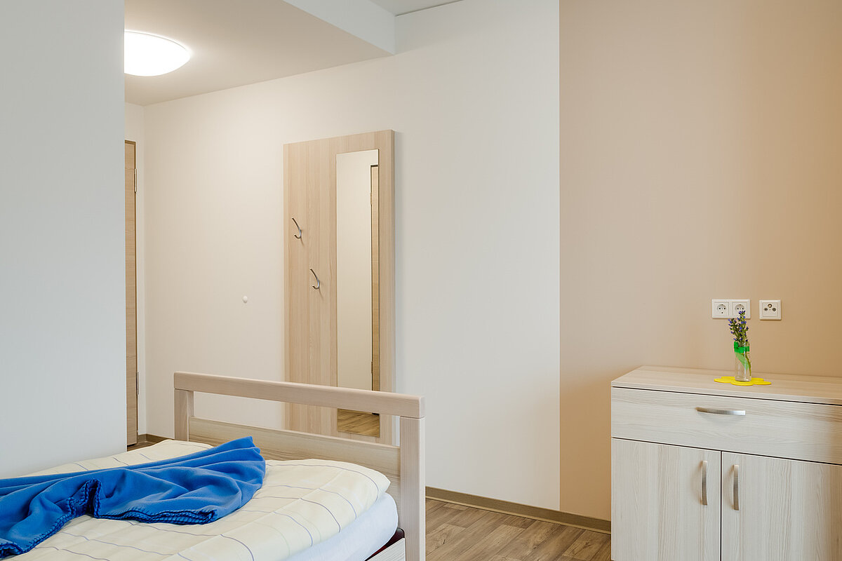 Bewohnerzimmer Einzelbett Pflegeheim St. Ingbert