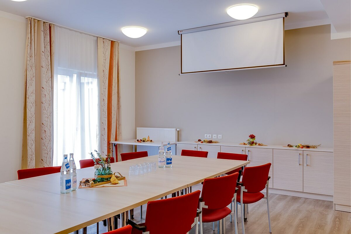 Konferenzraum mit Leinwand in der Alloheim Senioren-Residenz in Salzgitter / Lebenstedt