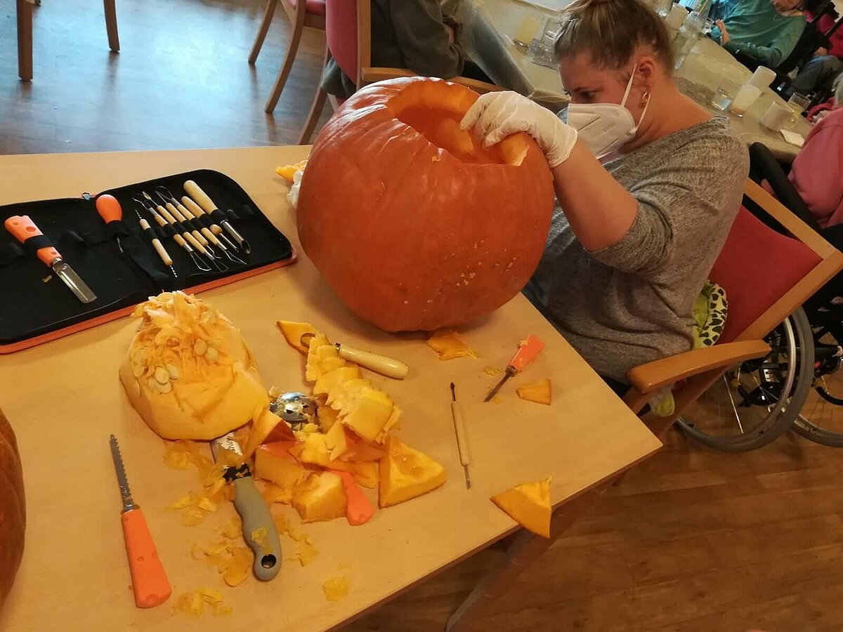 Halloweenkürbis wird geschnitzt im Seniorenzentrum AGO Rosbach