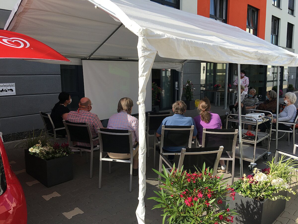 Bewohner des Pflegeheims Michaelsviertel in Wuppertal lauschen Konzertübertragung auf Tablet