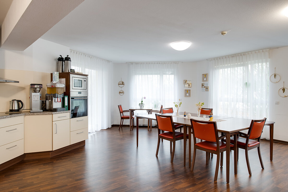 Küchenzeile und Tische im Seniorenheim Alloheim
