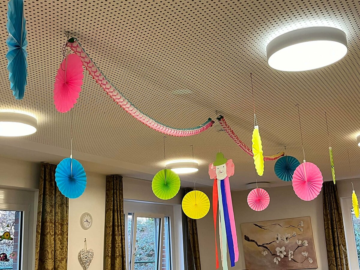 Bunte Deckendeko in der Tagespflege Im Kaiserviertel Dortmund