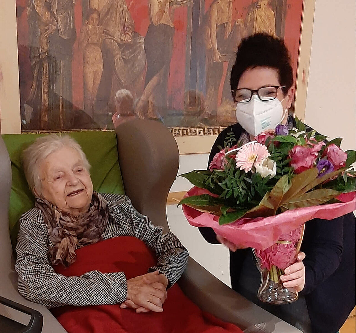 Einrichtungsleitung Frau Ulrich überreicht Blumen zum 100. Geburtstag an Frau Klaus