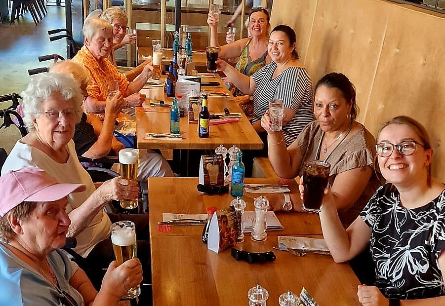 Bewohnerin bei Restaurantausflug