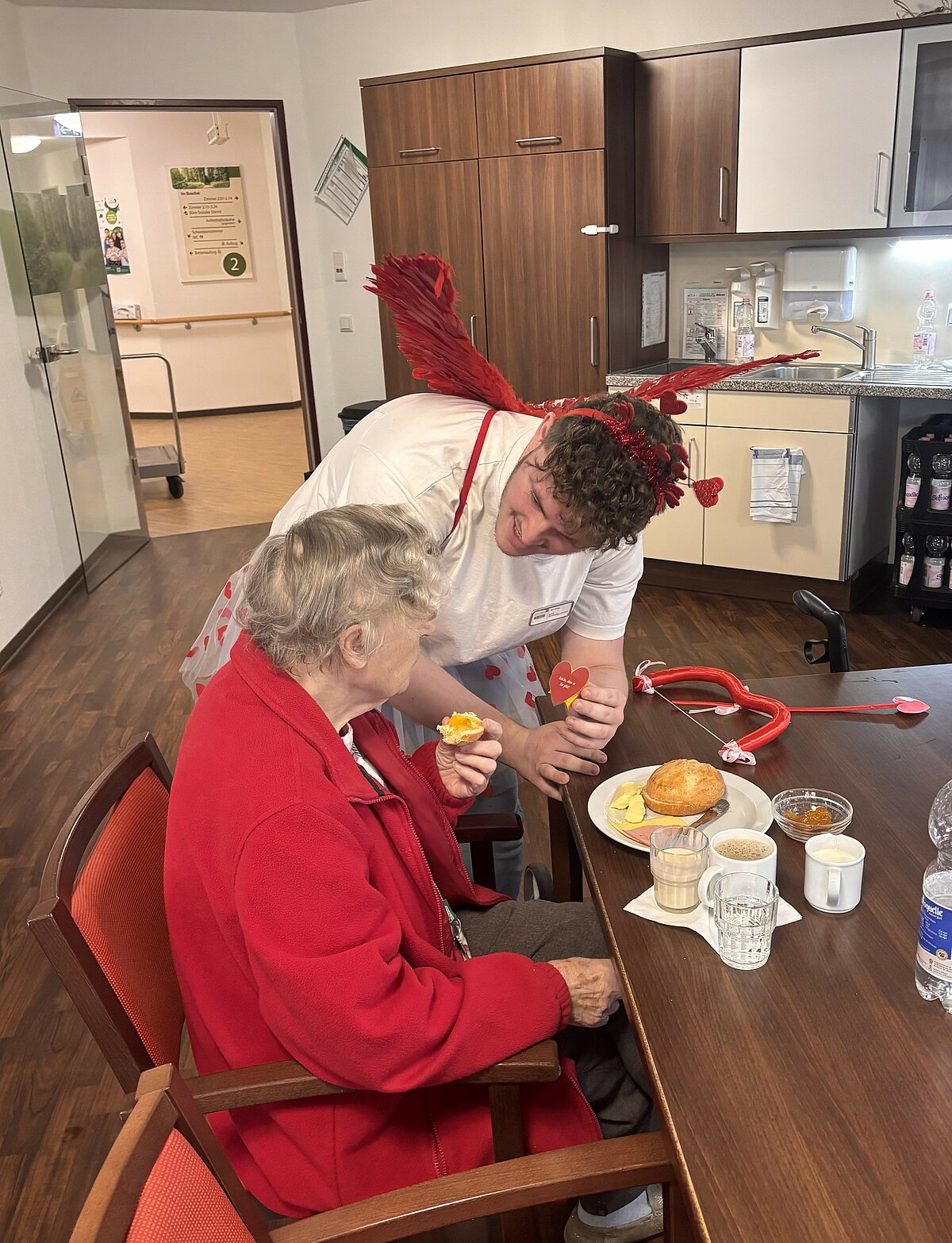 Mitarbeiter verteilt verkleidet Geschenke zum Valentinstag