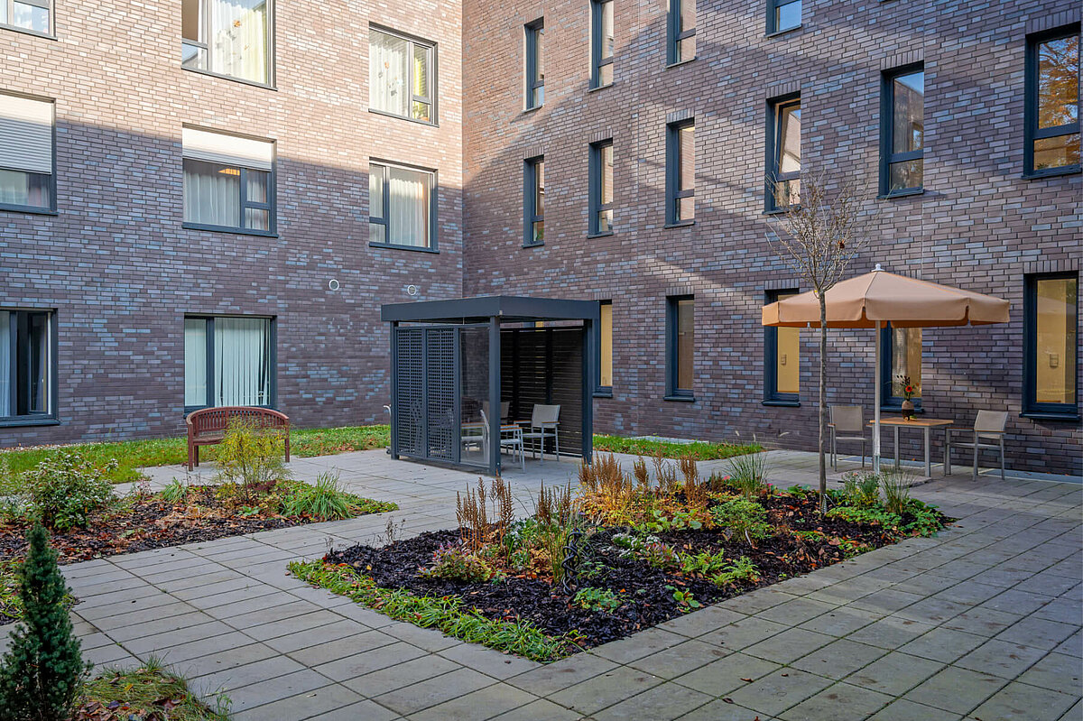 Innenhof mit Terrasse des Altenheims "An der Niers" in Mönchengladbach