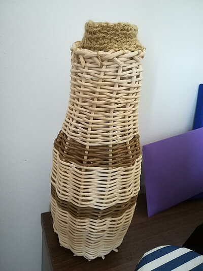 Selbstgebastelte Blumenvase einer Bewohnerin des Seniorenheims Zwenkau