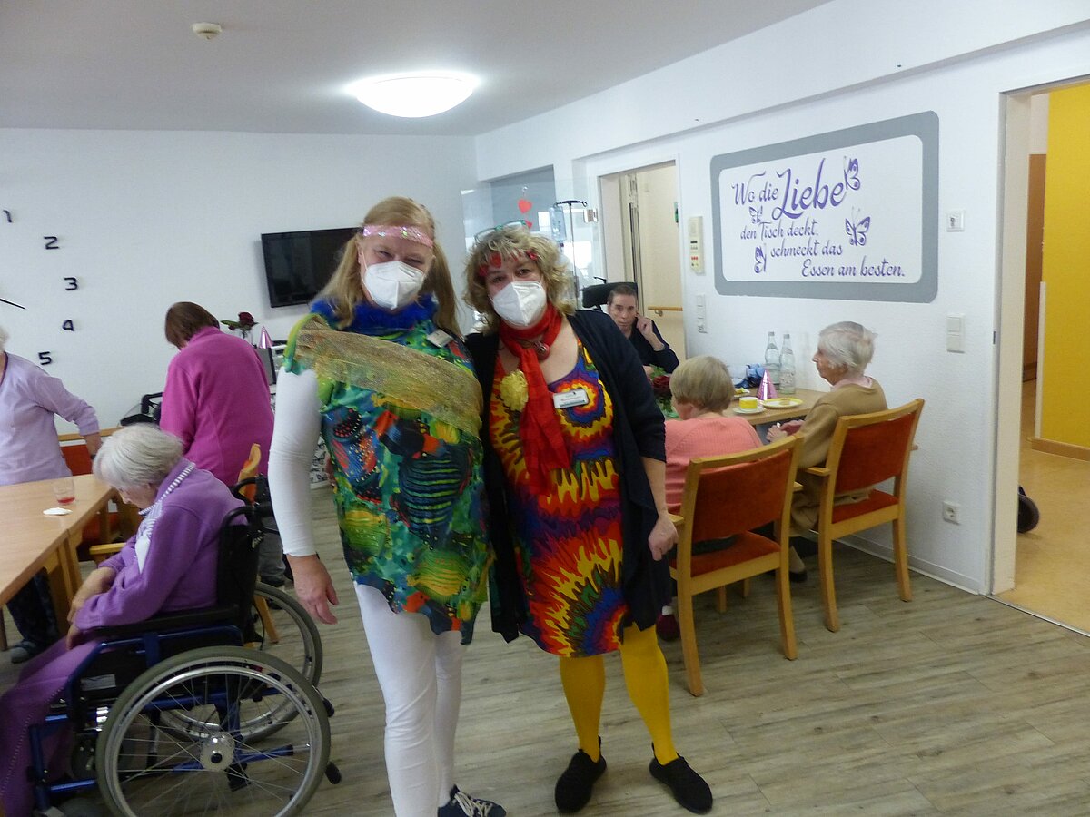 Karneval mit den Betreuungskräften Andrea Malessa und Manuela Ziemendorf