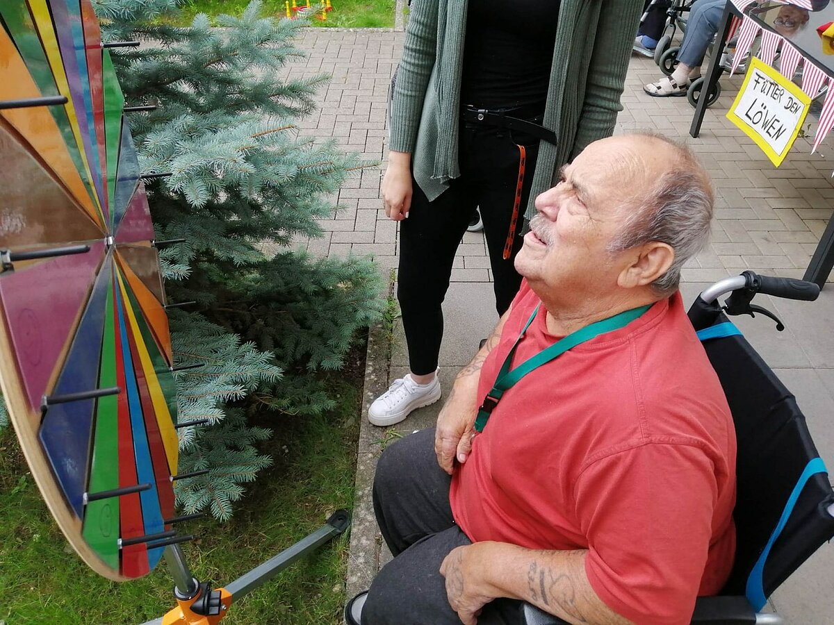 Bewohner am Drehrad bei der Kirmes im Altenheim AGO Trier