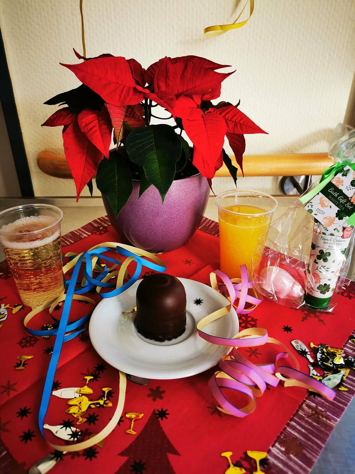 Schaumkuss und Orangensaft zu Silvester für die Bewohner des Pflegeheims in Rosbach