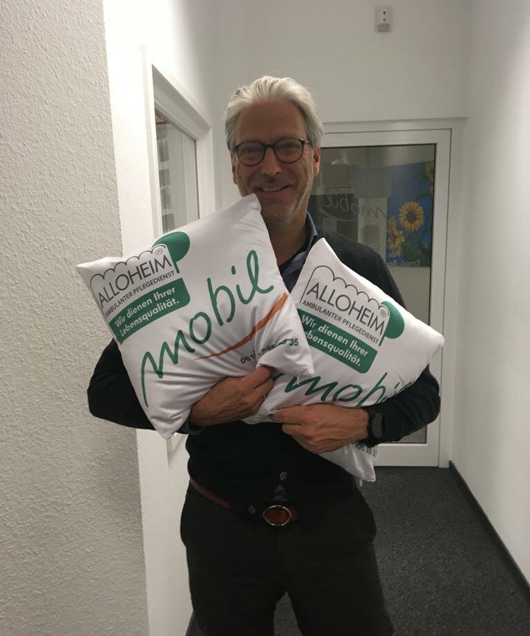 Cito Aufenacker mit Kissen von Alloheim Mobil - dem ambulanten Pflegedienst in Dortmund Hörde