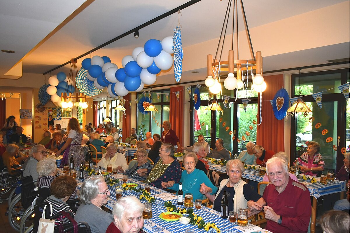 Geschmückte Cafeteria beim Oktoberfest in der Alloheim Senioren-Residenz Ullsteinstraße in Berlin