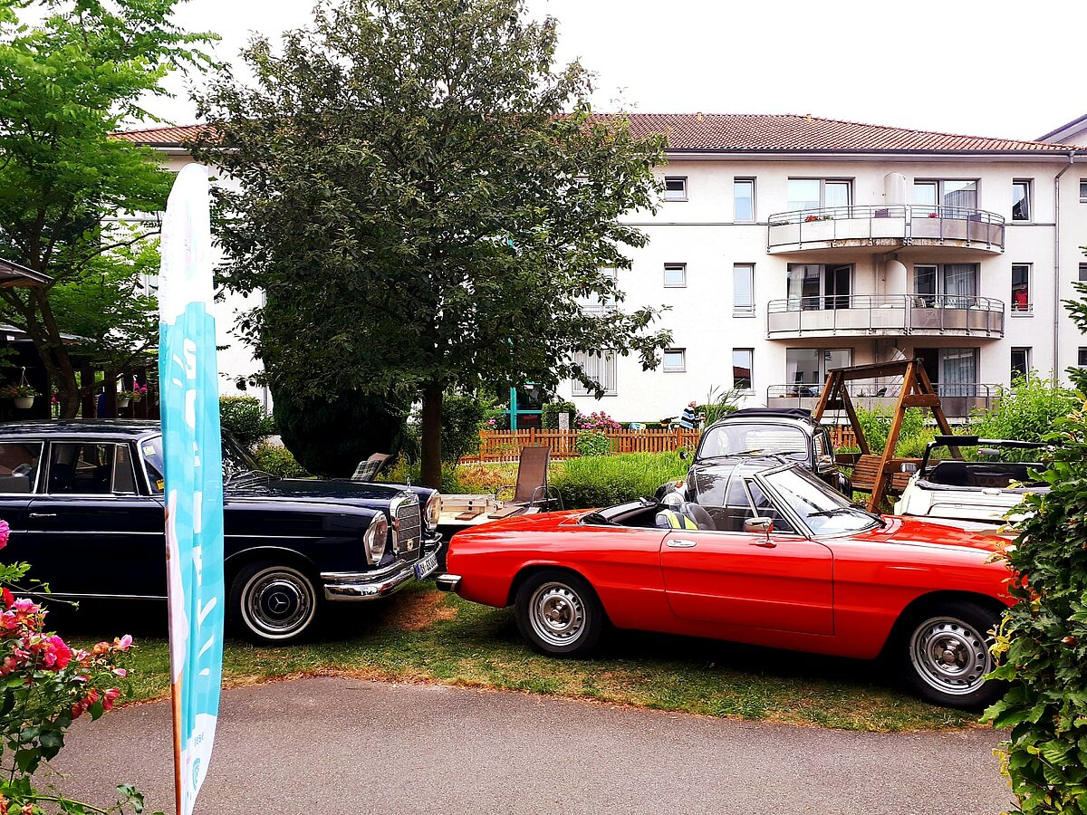 Oldtimer vor der Senioren-Residenz Waldersee in Lübeck